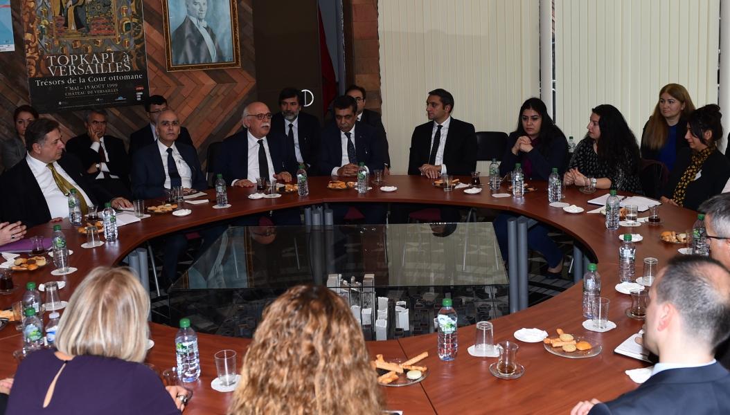 الوزير افجي يلتقي المعلمين بسفارة تركيا في باريس