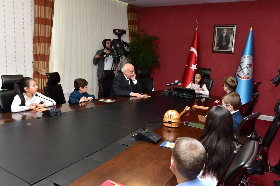 Bakan Avcı, 23 Nisan çocuklarına temsili olarak koltuğunu devretti