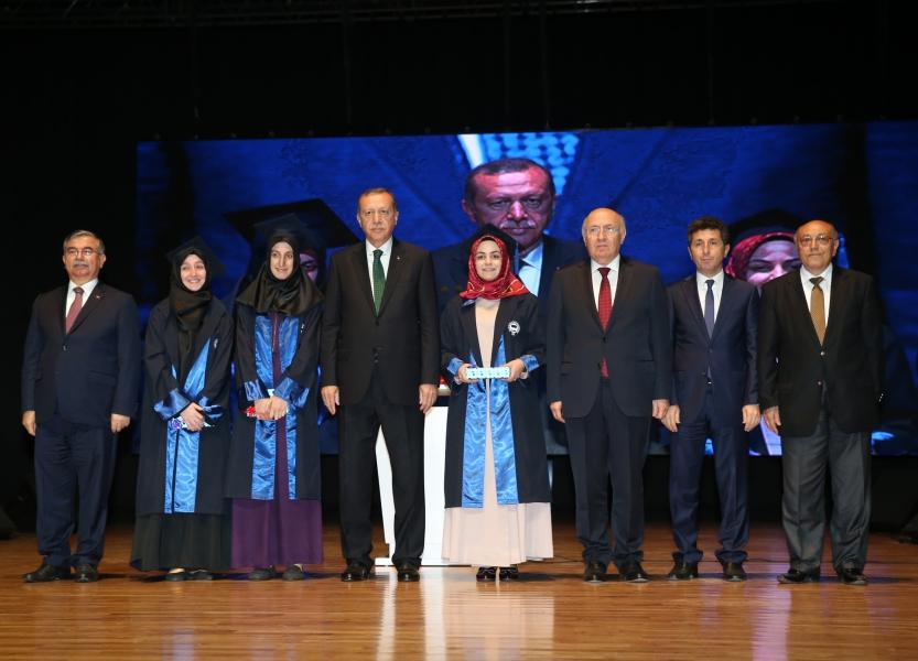 Bakan Yılmaz, Marmara Üniversitesi İlahiyat Fakültesi mezuniyet törenine katıldı 