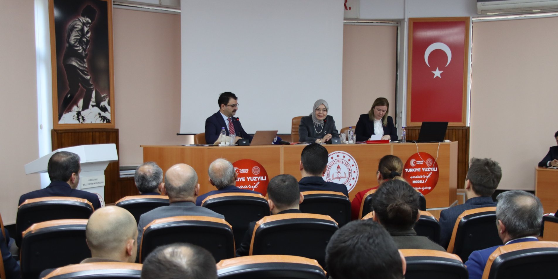 BAKAN YARDIMCISI ÖKTEN, KIRKLARELİ'DE OKUL MÜDÜRLERİYLE BİR ARAYA GELDİ