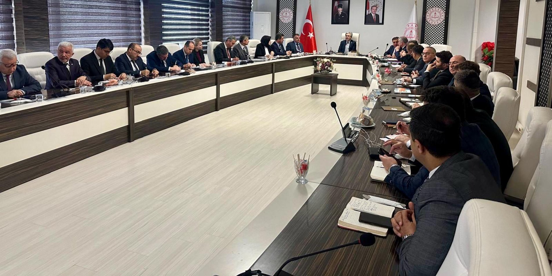 İSTANBUL'DAKİ DEPREMİN ARDINDAN EĞİTİM CAMİASI DAYANIŞMA İÇİN SAHAYA İNDİ