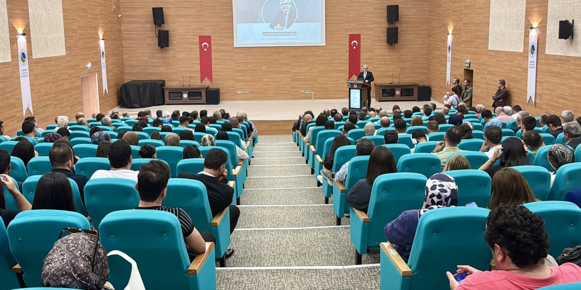 BAKAN YARDIMCISI YELKENCİ, KIRŞEHİR'DE KONFERANSA KATILDI